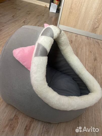 Лежанка и туалет для кота