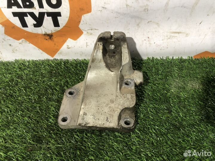 Кронштейн опоры двигателя левый Nissan Skyline V35