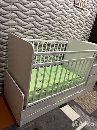 Детская кроватка с маятником