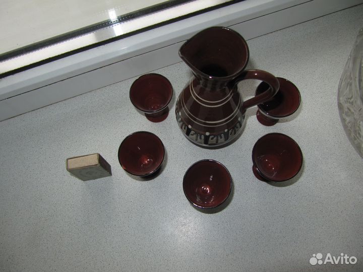 Глиняный кувшин с рюмками