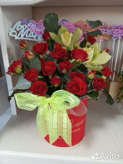 Розы орхидеи композиция букет в коробочке