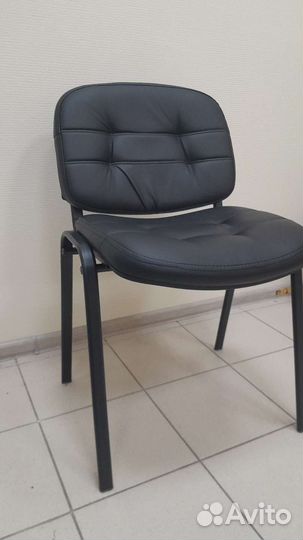 Стул из экокожи чёрного цвета