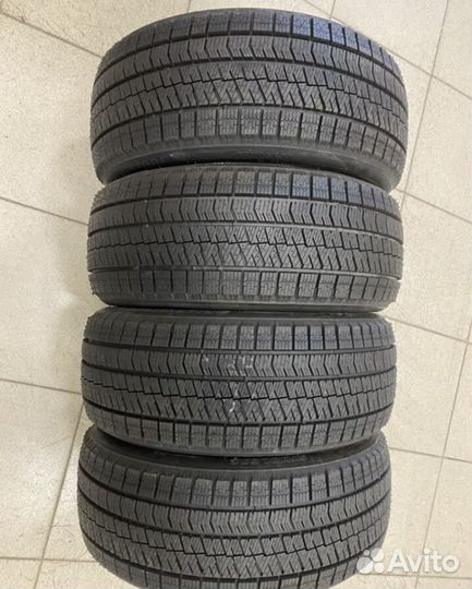 Bridgestone Blizzak Ice 215/45 R17