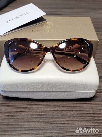 Солнцезащитные очки женские брендовые