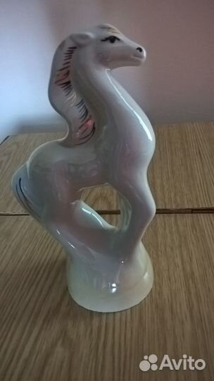 Статуэтка фарфор конь лошадь