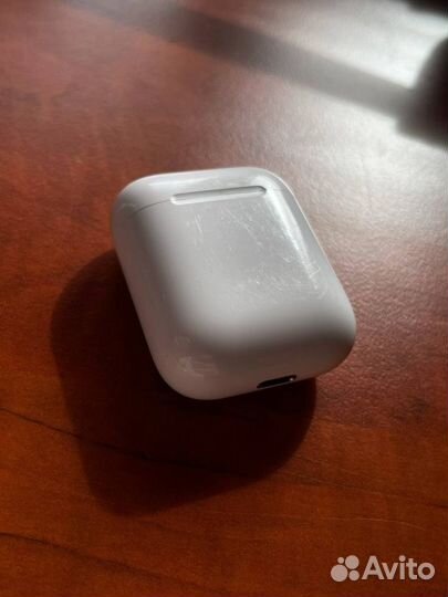 Беспроводные наушники Apple AirPods в зарядном фут