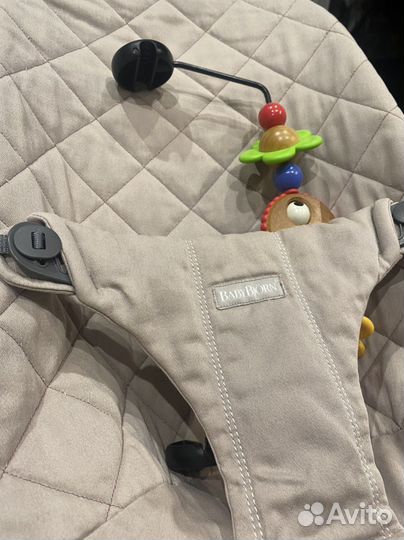 Шезлонг babybjorn с игрушкой