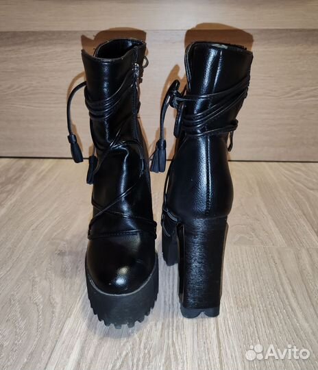 Ботильоны на высоком каблуке