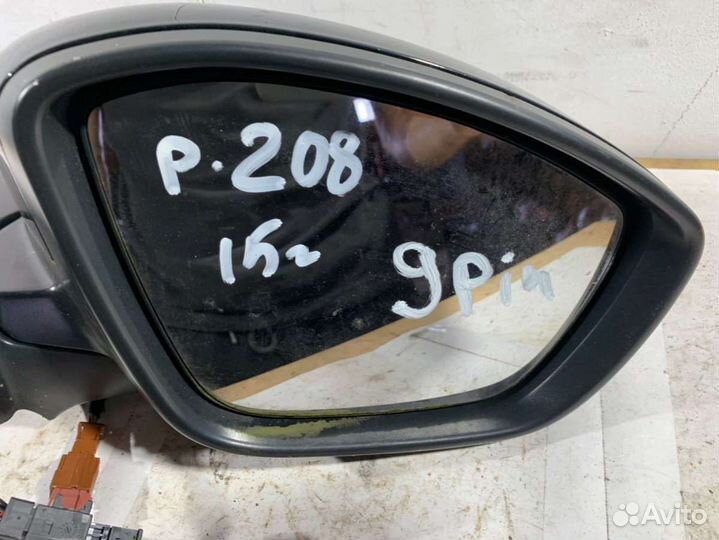Зеркало правое Peugeot 208 82250937