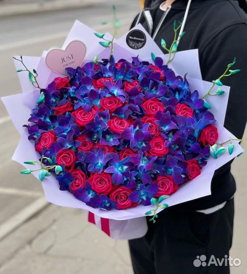 Космическое сочетание орхидей и малиновых роз