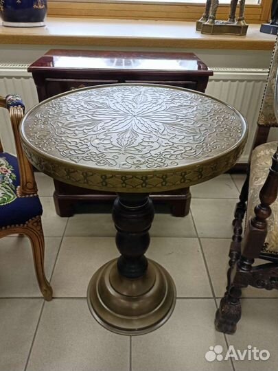 Старинный столик с латунной столешницей