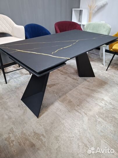 Столы на Площади 1 мая 1а