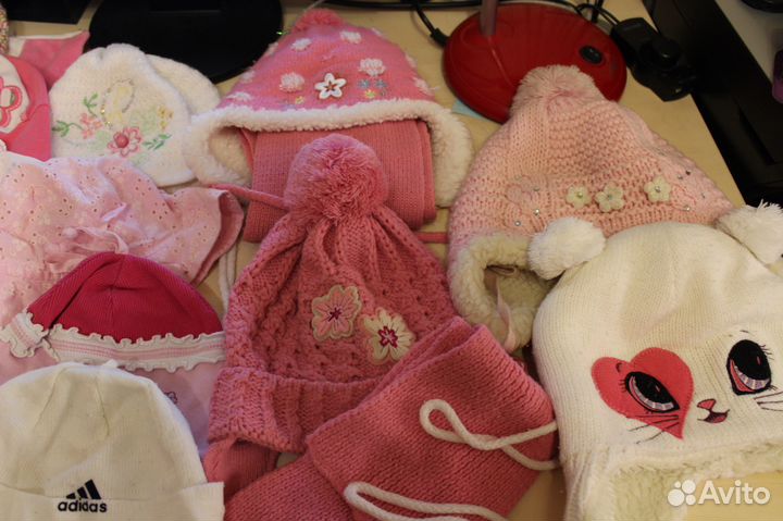 Пакет с шапками, шарфами и панамками