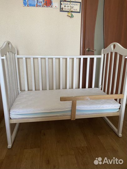 Детская кроватка с маятником