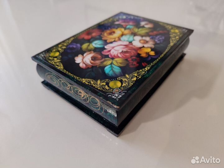 Деревянная шкатулка