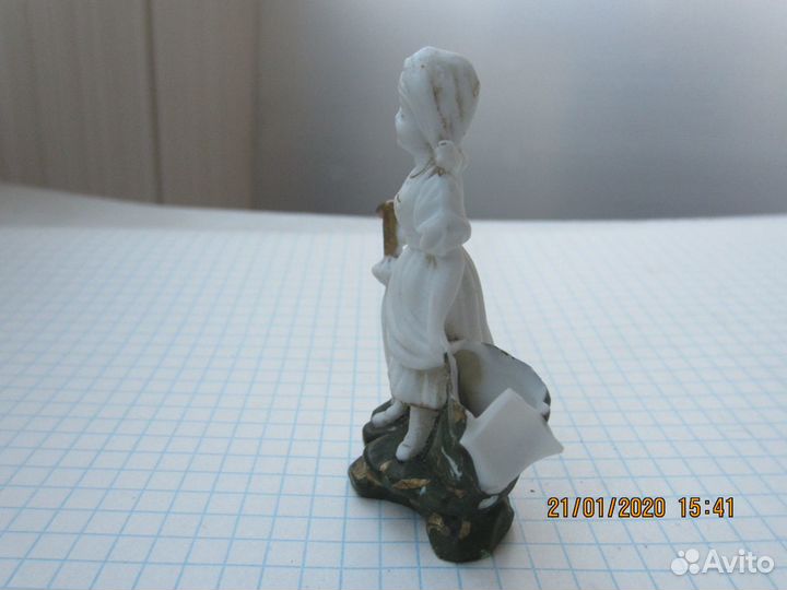 Маленькая куколка фарфор винтаж