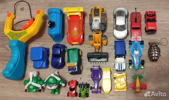 Игрушки 2 коробки обменяю на шерсть или книги