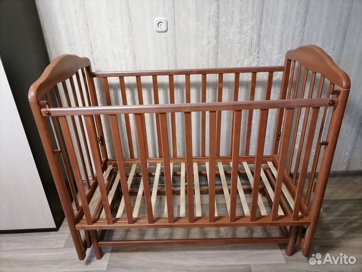 Детская кроватка с маятником