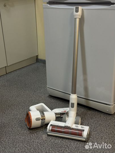 Вертикальный пылесос Jashen