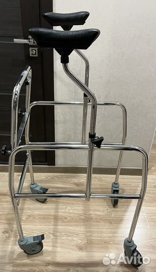 Ходунки-каталка с подмышечной опорой на колёсиках