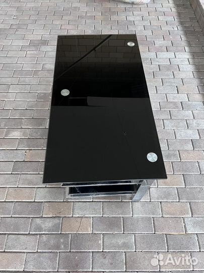 Стеклянная подставка под телевизор