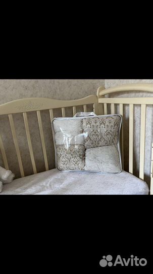 Детская кроватка с маятником и ящиком