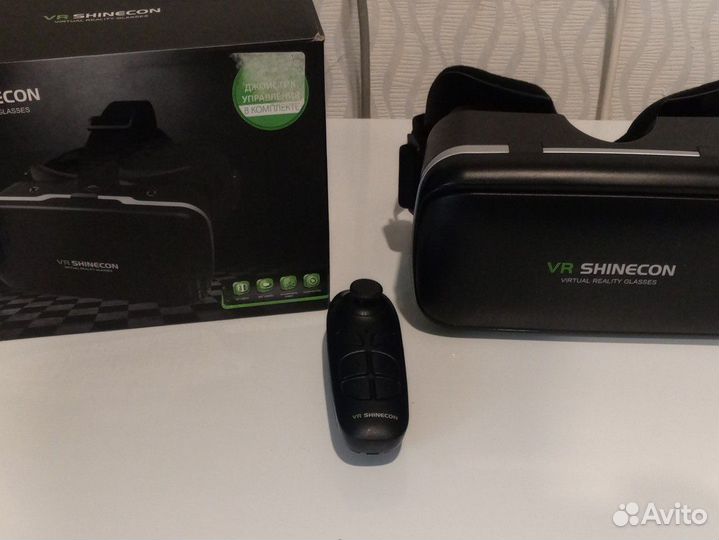 Очки виртуальной реальности с игровым джойстиком