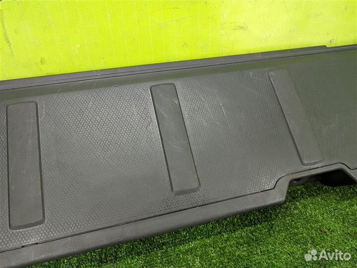 Обшивка двери багажника задняя Mitsubishi