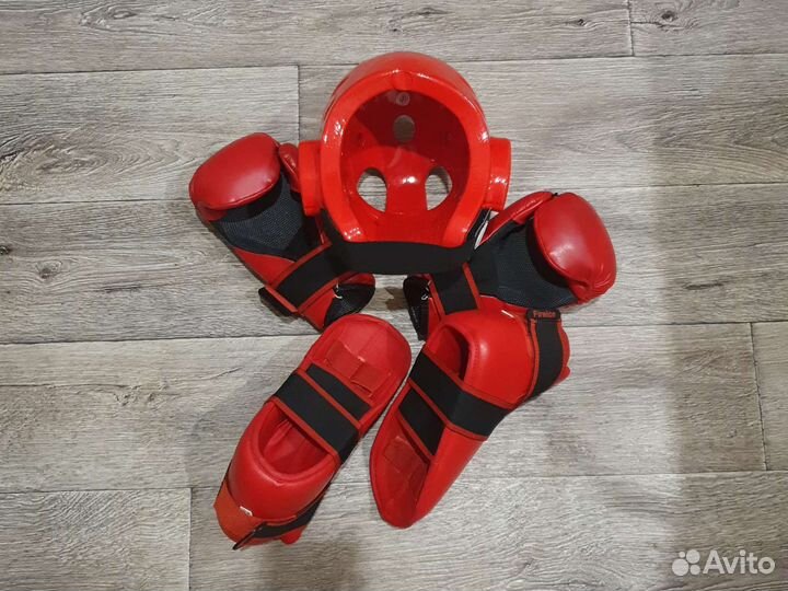 Шлем, перчатки, футы для тхэквондо