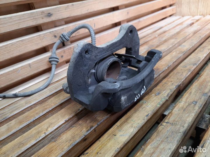 Суппорт тормозной передний правый Opel Astra J