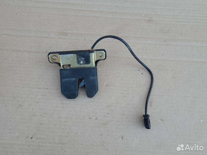 Замок крышки багажника задний Audi 80 B4