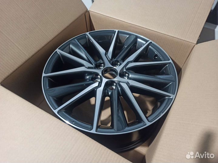 Один новый оригинальный диск Toyota Camry R18