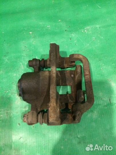 Задний правый суппорт Nissan X-Trail T30