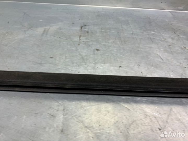 Накладка стекла переднего левого Volkswagen Passat