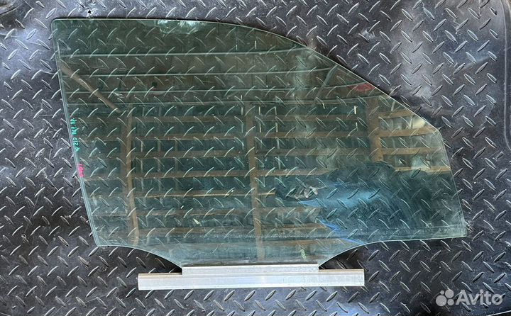 Стекло переднее правое Mercedes W210