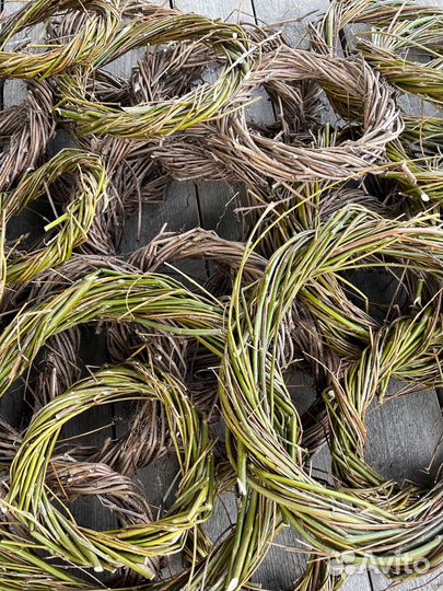 Венок из лозы веток ивы и винограда