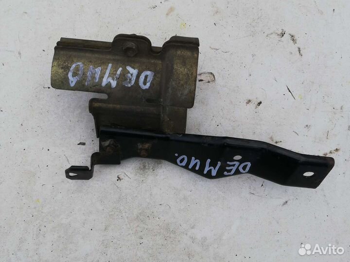 Кронштейн Мазда Демио 1