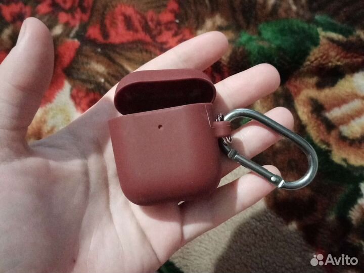 Продаю в месте с чехлом, один наушник потеряла