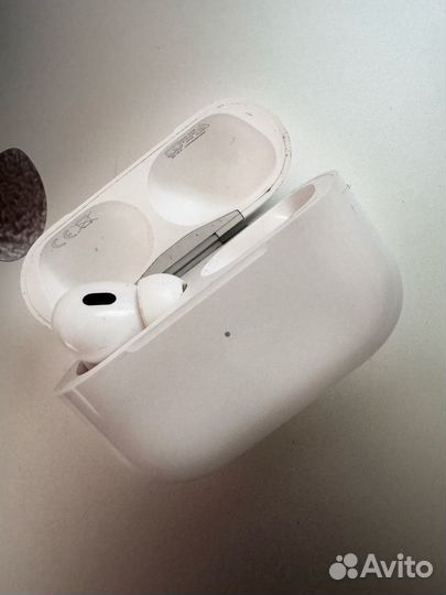 Airpods pro кейс и левый наушник