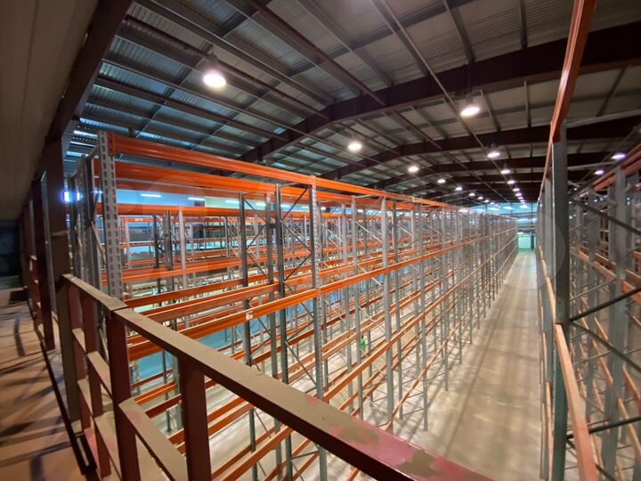 Склад с мезонином и стеллажами