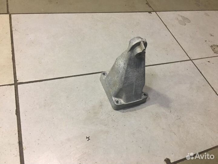 Кронштейн опоры двигателя правый M271 mercedes