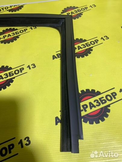 Уплотнитель стекла задний правый Vw Polo 5 1.6