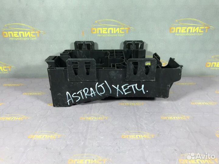 Крепление блока предохранителей Opel Astra J