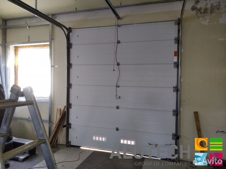 Секционные ворота для гаража alutech