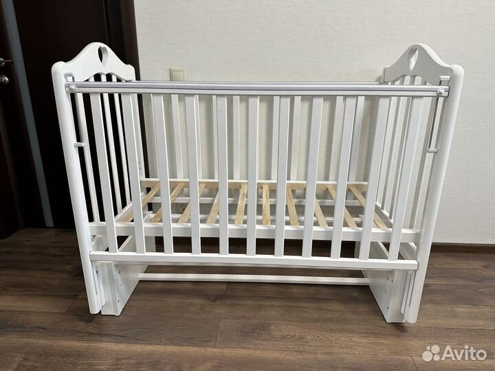 Детская кроватка с универсальным маятником