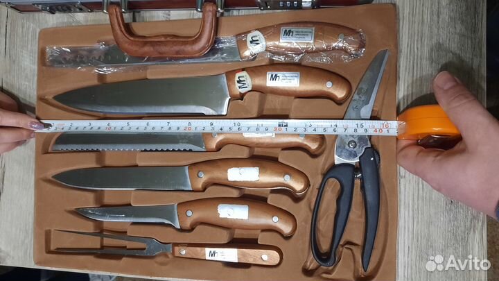 Набор ножей и вилок в чемодане