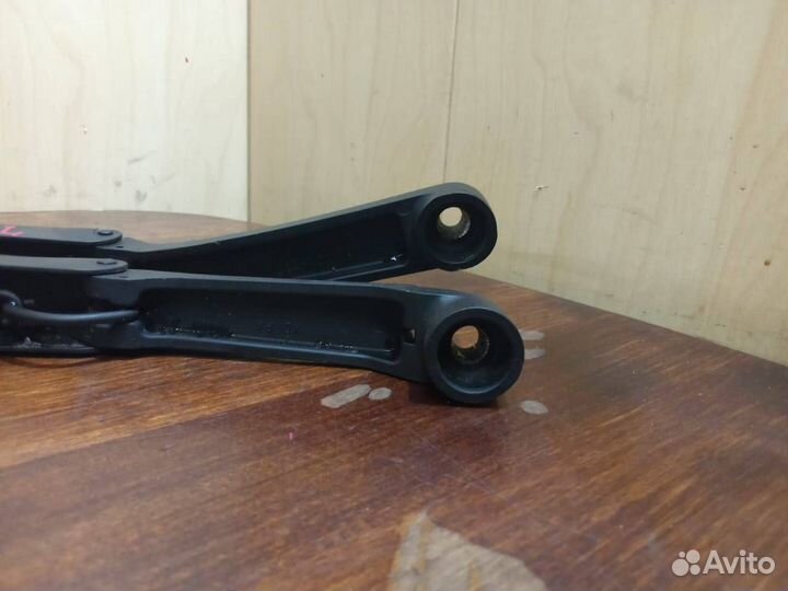 Поводок дворника левый Elantra 3 XD