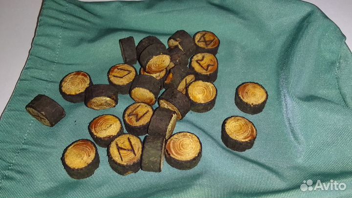 Скандинавские руны из лиственницы