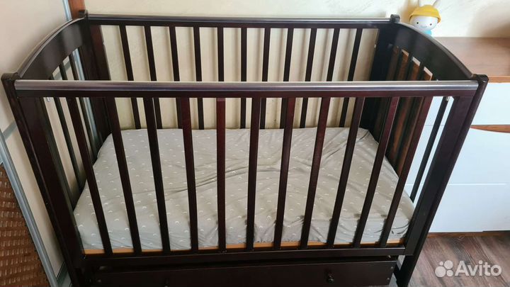 Детская кроватка с маятником Лель