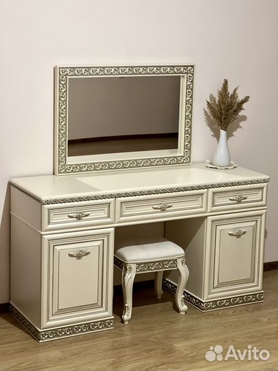 Туалетный стол с зеркалом и пуфом Берта
